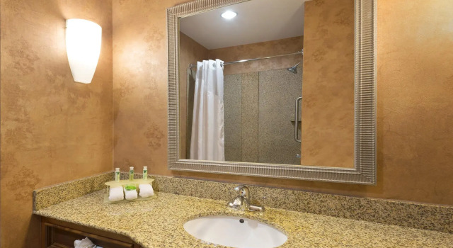 Двухместный люкс Holiday Inn Express Suites Little Rock West by IHG