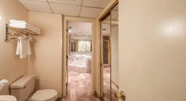 Люкс с балконом Rodeway Inn & Suites Charles Town