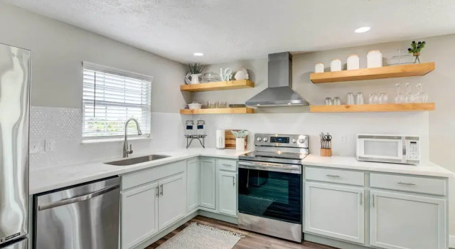 Коттедж Walk to Beach: Charming Home w/ Deck in Galveston