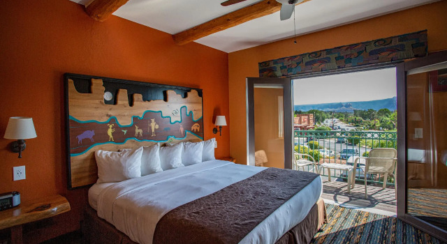 Кровать в общем номере Southwest Inn at Sedona
