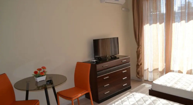 Flora Beach Resort apartments, Забронировать Апартаменты/квартира Отели Поморие с парковкой, рядом с Аквапарк Поморие, Парковка
