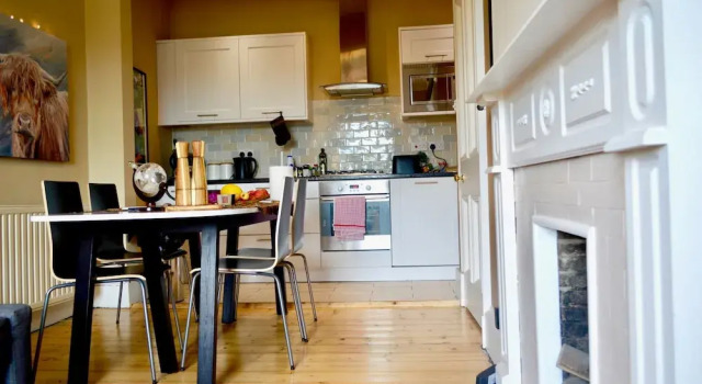 Homely 2 Bedroom Flat Next to Botanical Gardens, Забронировать Отель Отели Эдинбурга 3 звезды, рядом с Памятник Вальтеру Скотту, 3*