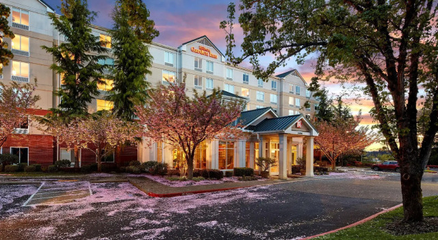 Кровать в общем номере Hilton Garden Inn Portland Lake Oswego
