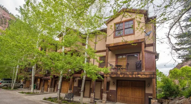 Elkhorn Townhome 1939, Забронировать Отель Отели Орей с парковкой, рядом с Bear Creek National Recreation Trail, Парковка