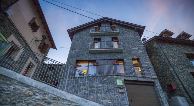 Abadia De Montenartro Hostel, Rezervați Hostel Llavorsí 