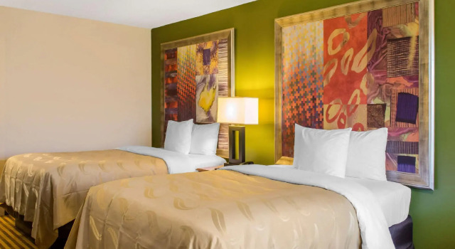 Четырёхместный номер Standard Quality Inn & Suites