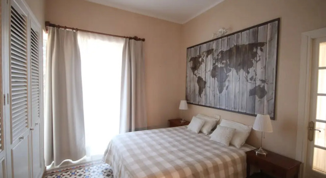 Кровать в общем номере с 6 комнатами Rent&Dream Villa Malaga Manila