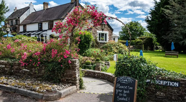 The Greyhound Inn & Hotel, Varaa Hotelli Usk 