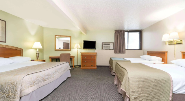 Super 8 by Wyndham Fargo/I-29/West Acres Mall