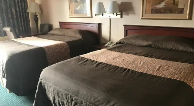 Четырёхместный номер Standard Redwood Inn