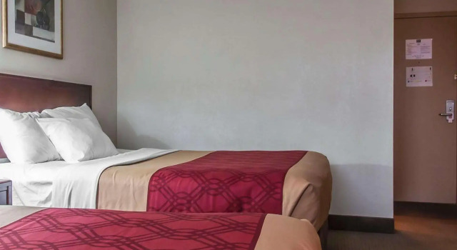 Четырёхместный номер Standard Howard Johnson by Wyndham Thunder Bay