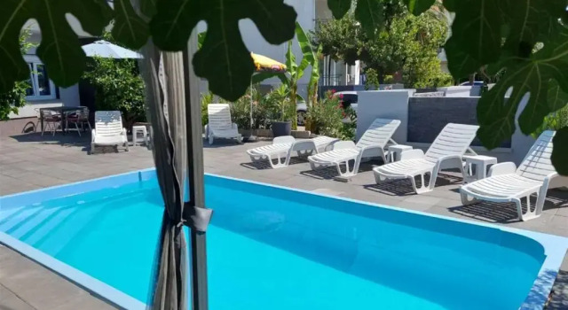 Апартаменты с 2 комнатами с видом на сад Crowonder Lucky Holiday House with Pool and Patio 30 meters from the Beach