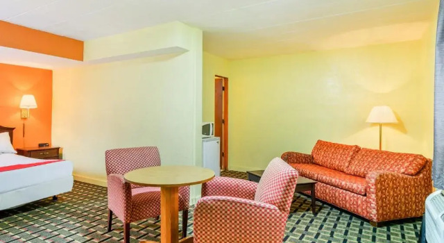 Люкс c 1 комнатой OYO Hotel Downtown Peoria I-74