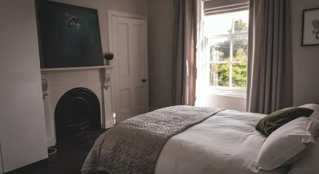 Spacious 4 Bedroom Flat in Stirling, Забронировать Апартаменты/квартира Отели Центральной Шотландии с парковкой, Парковка