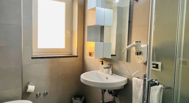 Трёхместный номер Standard с балконом Victoria Hotel