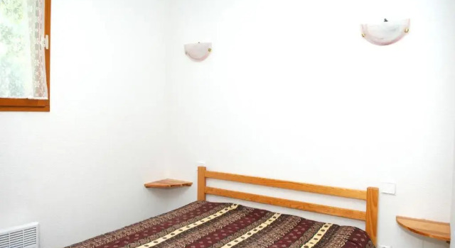 Maison de 2 chambres avec piscine partagee terrasse amenagee et wifi a Estang
