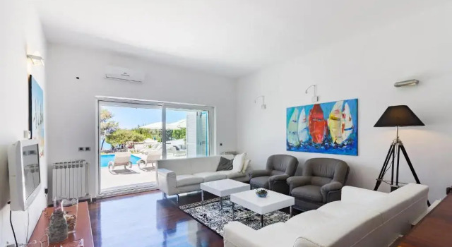 Luxury villa Punat with pool with sea view , 50m from the beach, Prenota Villa Hotel a Isole Quarnerine con parcheggio, Parcheggio