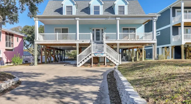 Коттедж Waterfront Oak Island Home w/ Dock