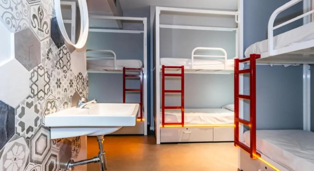 Кровать в общем номере Sun & Moon Hostel