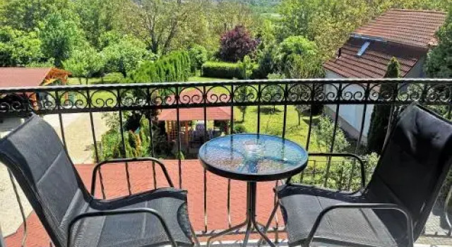 Apartment in Villa Viktoria, Book Lejlighed Hoteller i Western Transdanubia med parkering, Parkering