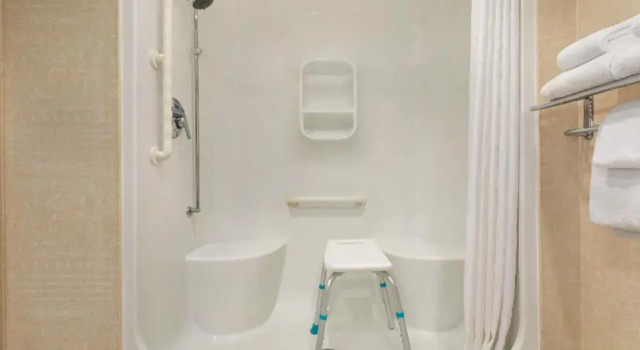 Двухместный номер Accessible Standard Grand Hotel & Conference Centre Calgary Airport, an Ascend Collection Hotel