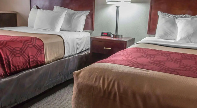 Четырёхместный номер Standard Howard Johnson by Wyndham Thunder Bay