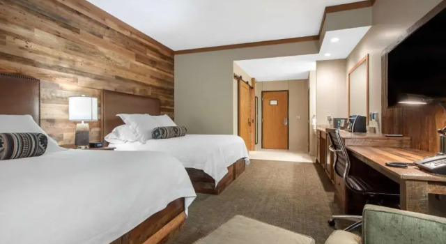 Четырёхместный номер Standard с видом на бассейн Norfolk Lodge & Suites, an Ascend Collection Hotel