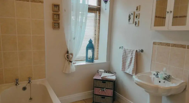 Коттедж Luxury 3 bedroom house with peaceful garden, sleeps 6 and 2 mins to beach