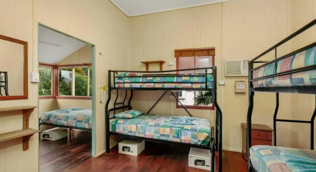 Кровать в общем номере Travellers Oasis
