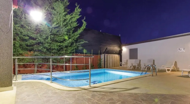 Awesome Home in Fazana With Wifi and 1 Bedrooms, Prenota Hotel Hotel a Valbandon con piscina, Piscina
