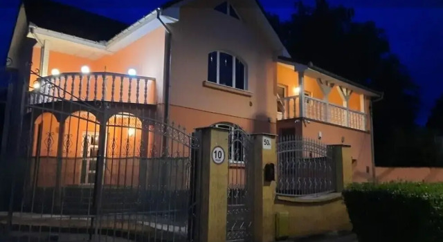 Lovely 3-bed House in Satu Mare Party Possible, Book Hotel Vama Satu Mare