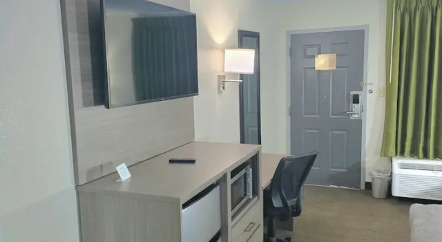 Четырёхместный номер Standard с балконом Quality Inn Fort Campbell