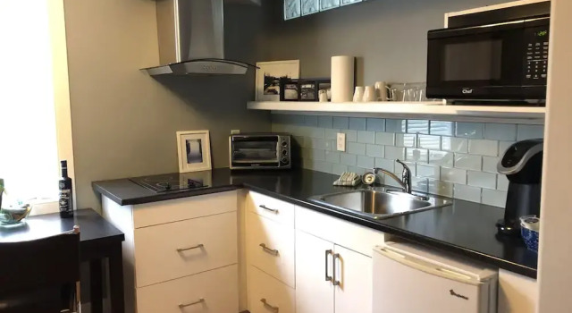 Четырёхместный номер Classic с балконом и с красивым видом из окна Merrickville Guest Suites