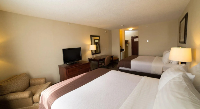 Четырёхместный номер Standard Holiday Inn & Suites Lloydminster by IHG