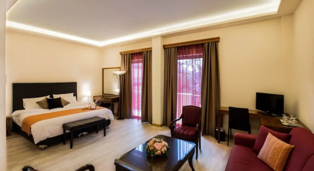 Четырёхместный номер Executive с балконом и с видом на город Rex Hotel