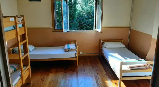 Кровать в общем номере GITE AUBERGE EDELWEISS
