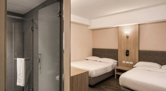 Четырёхместный номер Comfort The Riverside Hotel International