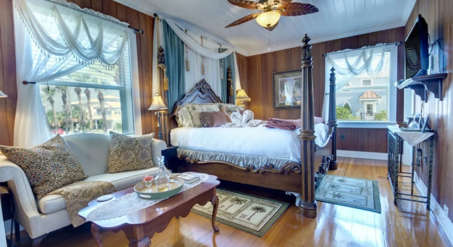 Коттедж Royal Beachfront Bed & Breakfast