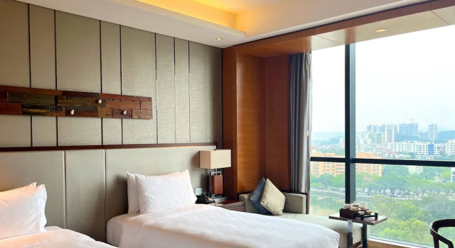 Четырёхместный номер Standard с видом на озеро HUALUXE Hotels & Resorts Yangjiang City Center by IHG