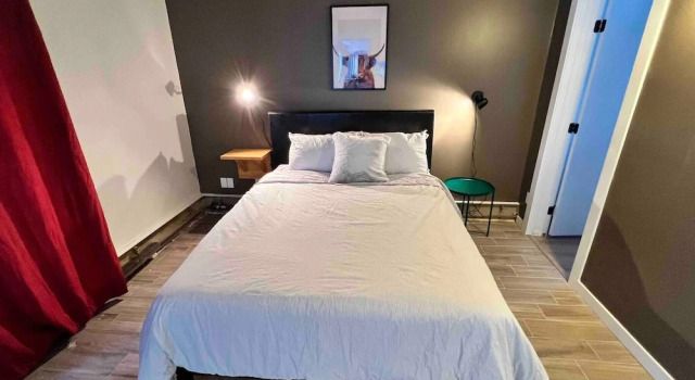 Апартаменты c 1 комнатой с видом на сад One Bedroom Condo Near Whyte Ave