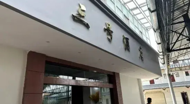 4/5000 Hotel number three, Rezerwuj Hotel Hotele w Dehong z parkingiem, Parking