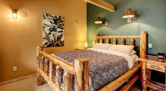 Riverside Ranch with Guest Cabin and Fireplace, Book Pension Hoteller i Baring med parkering, Parkering