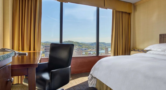 Четырёхместный номер Executive с видом на реку Hilton Knoxville