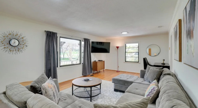 Quiet Downtown Cary Home w/ Screened Porch, Забронировать Отель Кэри Raleigh-Durham Metropolitan Area, рядом с Пивоваренная компания Bond Brothers