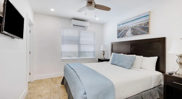 Апартаменты Deluxe Spacious 1 Bedroom APT at the beach