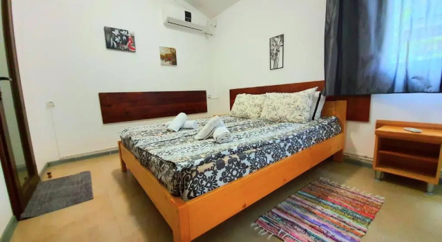House & Yard Sesil M 110m to beach, Book Vacation Home Hotels in Guria with Parking, Parking