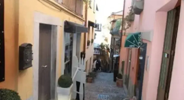 Captivating 4 -bed Apartment in Bellagio Historic, Prenota Appartamento Hotel a Como con parcheggio, Parcheggio