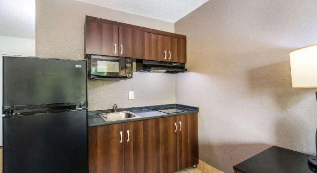 Люкс Econo Lodge Airport near Billy Graham Parkway