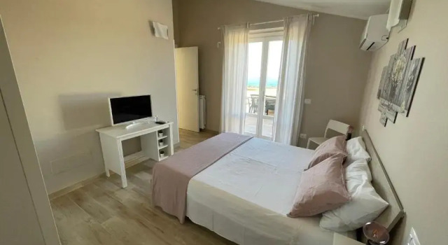 VILLA "Lago Blu" vista lago di Bracciano, con vasca idromassaggio esterna, Prenota Villa Hotel a Lazio con parcheggio, Parcheggio