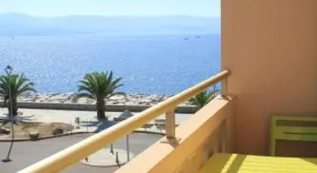 4 personnes pieds dans l'eau, Varaa Huoneisto Ajaccio 